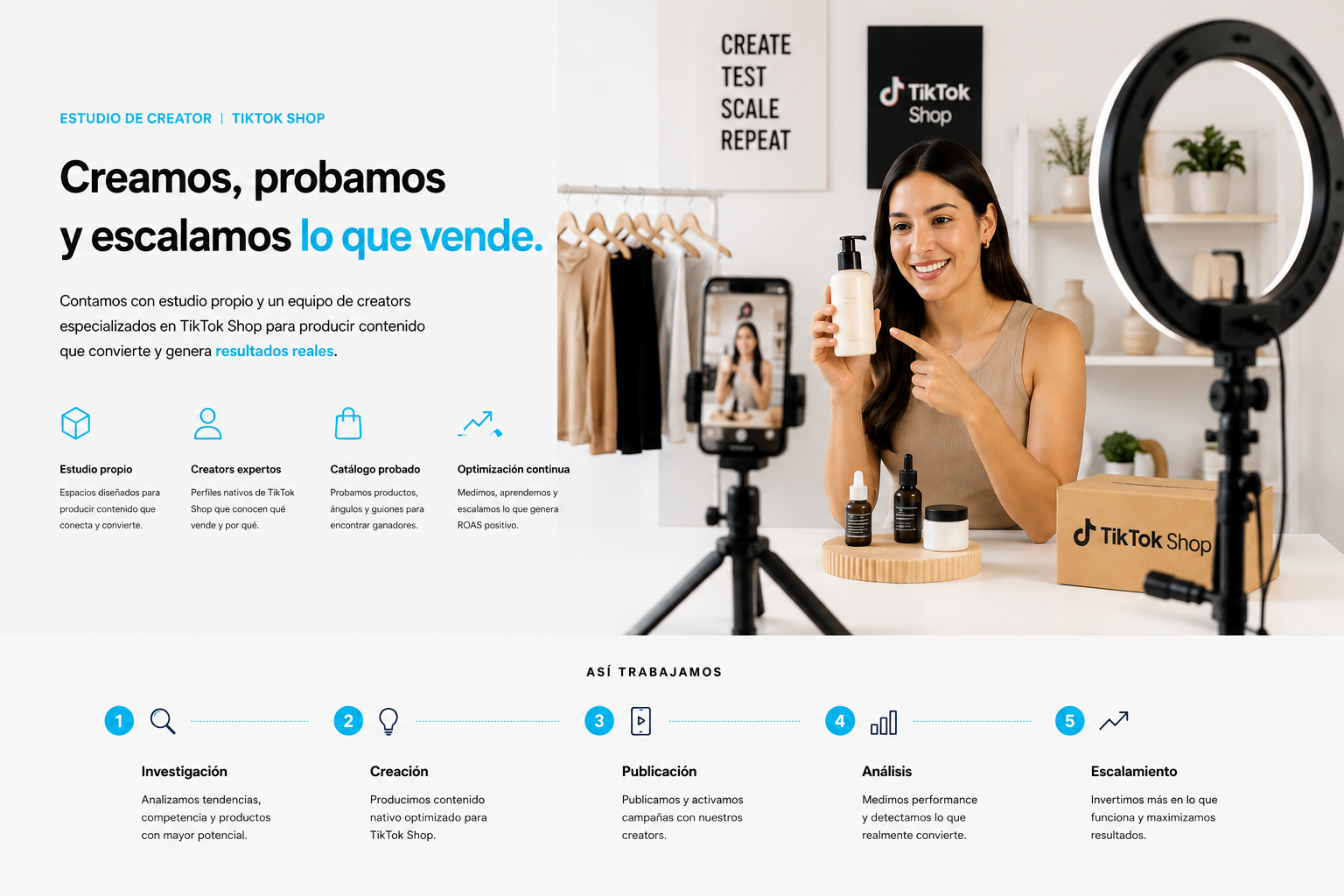 Estudio de creator: smartphone en trípode con ring light grabando producto sobre mesa con catálogo de skincare y caja TikTok Shop